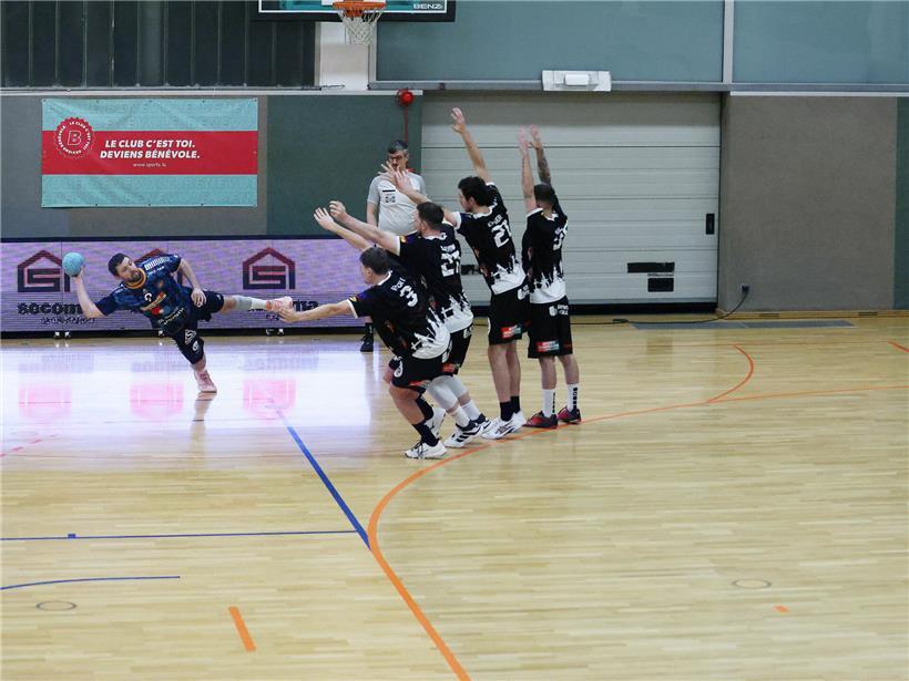 Fränky Hippert beim Freiwurf für Handballverein HBD in Aktion