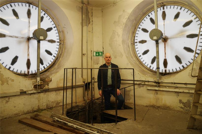Fränz Hausemer, concepteur de l’exposition virtuelle consacrée aux 75 ans des CFL, dans la tour de la gare de Luxembourg le 10 janvier
