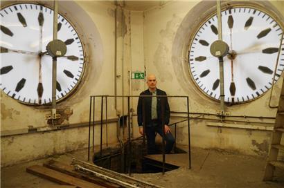Fränz Hausemer, concepteur de l’exposition virtuelle consacrée aux 75 ans des CFL, dans la tour de la gare de Luxembourg le 10 janvier
