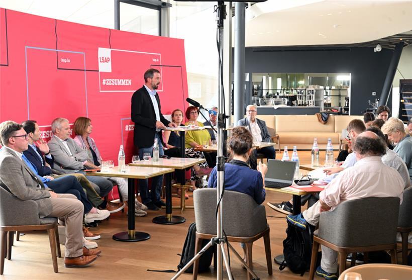 Fraktionspräsident Yves Cruchten hat vor den versammelten Journalisten auf das vergangene Chamber-Jahr zurückgeblickt

