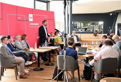 Fraktionspräsident Yves Cruchten hat vor den versammelten Journalisten auf das vergangene Chamber-Jahr zurückgeblickt
