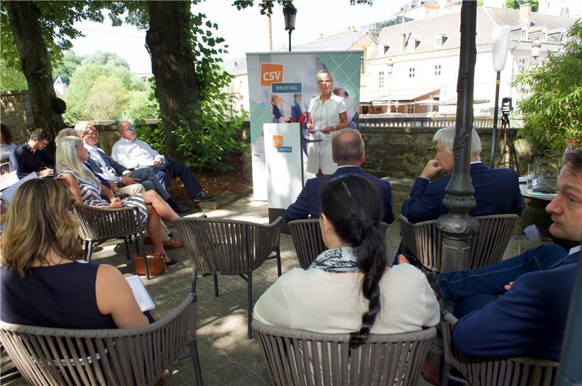 Fraktionspräsidentin Martine Hansen spart im Hof der Brasserie Mansfeld nicht mit Kritik an den Regierungsparteien

