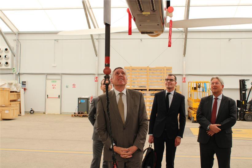 François Bausch betrachtet die Konstruktion, anhand derer Skydweller beim Start ...