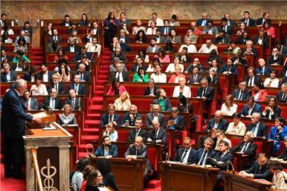 François Bayrou (à gauche) est déjà le quatrième premier ministre en trois ans à quitter Matignon faute d’une majorité stable
