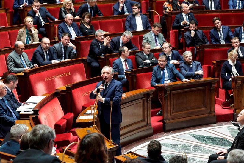 François Bayrou seul dans l’hémicycle de l’Assemblée nationale – faute de ministres
