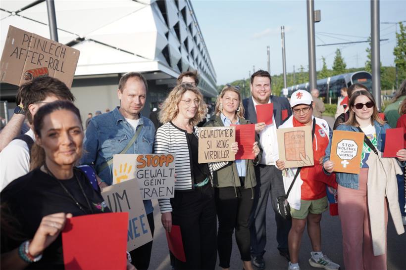 François Benoy, Joëlle Welfring, Djuna Bernard und Meris Sehovic vor dem Stadion...