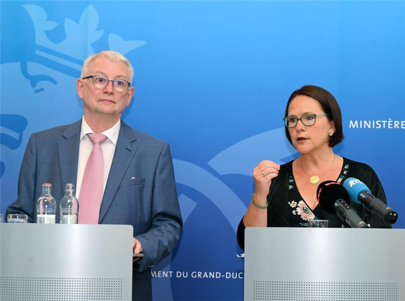 François Koepp und Yuriko Backes stellen das neue, künftige System der „chèques repas“ vor: Wenn der Arbeitgeber zustimmt, kann der Wert der Essensgutscheine auf 15 Euro angehoben werden

