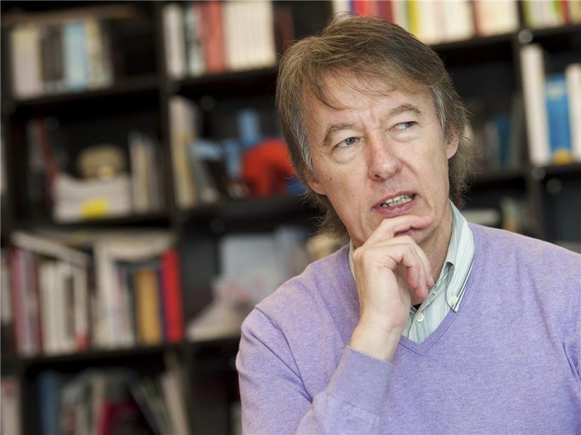 Mit Pol Greisch stirbt ein leiser Gigant des luxemburgischen Theaters Porträt von Frank Hoffmann, deutscher Schauspieler, lächelnd vor neutralem Hintergrund