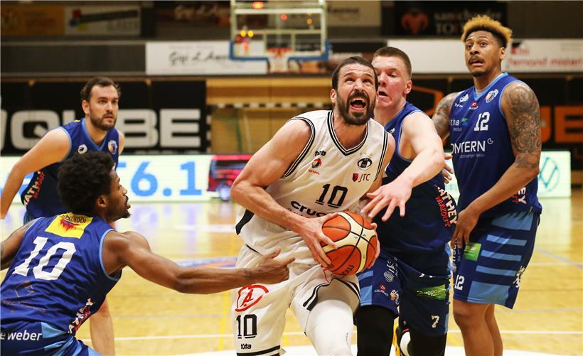 Frank Muller (in Weiß) ist in seiner letzten Saison unter den Brettern weiterhin kaum zu stoppen
