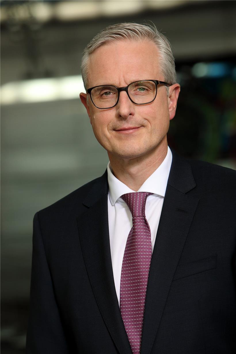 Frank Rückbrodt arbeitet seit über zwanzig Jahren in verschiedenen Funktionen im Deutsche-Bank-Konzern. 
