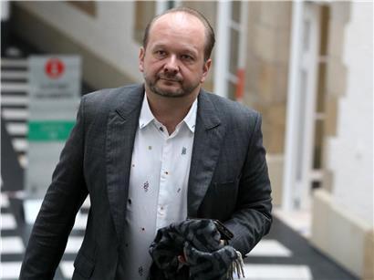 Frank Schneider spricht beim Auftakt des SREL-Prozesses im März 2020 in Luxemburg vor Publikum