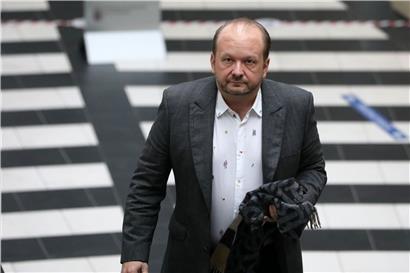 Frank Schneider beim SREL-Prozess im März vergangenen Jahres. Der Prozess in erster Instanz endete mit einem Freispruch. Das von der Staatsanwaltschaft beantragte Berufungsverfahren im Oktober kann nun nicht stattfinden, da Schneider bis zum 18. November in Nancy in Haft bleiben muss.
