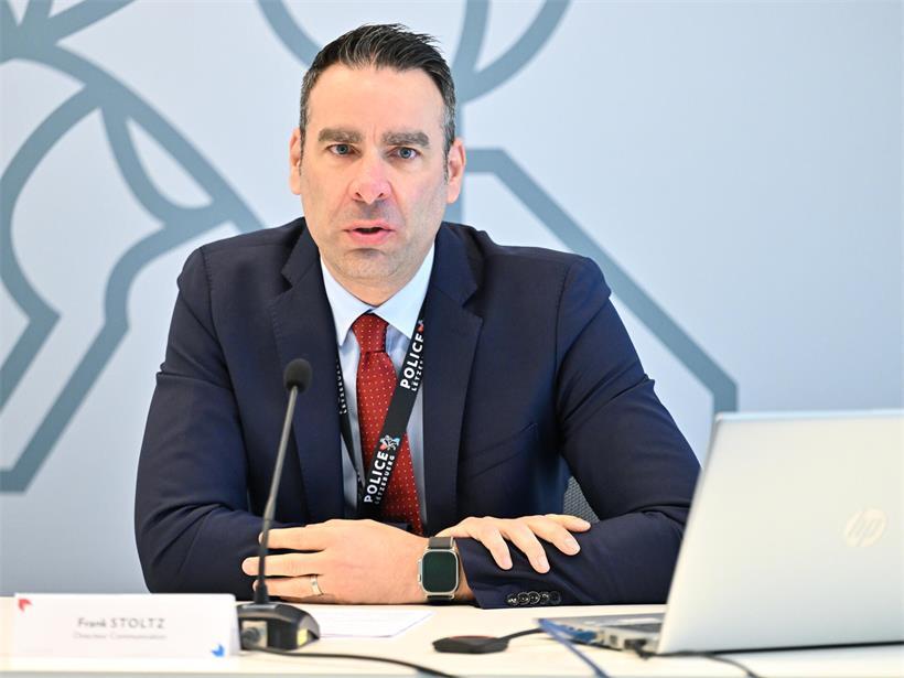 Frank Stoltz, Direktor für Kommunikation, spricht vor weißem Hintergrund, professionelles Porträtfoto