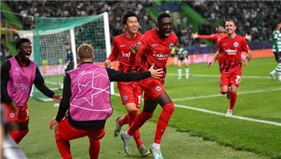 Frankfurts Randal Kolo Muani (r.) jubelt nach seinem Siegtor zum 2:1 gegen Sporting Lissabon
