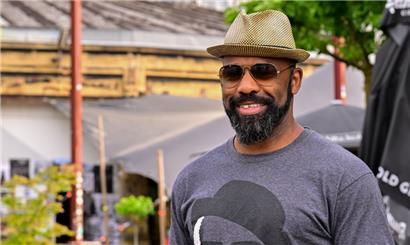 Franklin Pereira, alias The Wolf, veut transmettre aux jeunes danseurs et au public l’histoire de leur pratique
