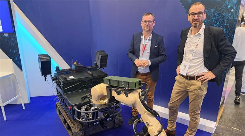 Frankreich präsentiert ein Roboter, der sich um die Sicherung von Landminen kümm...