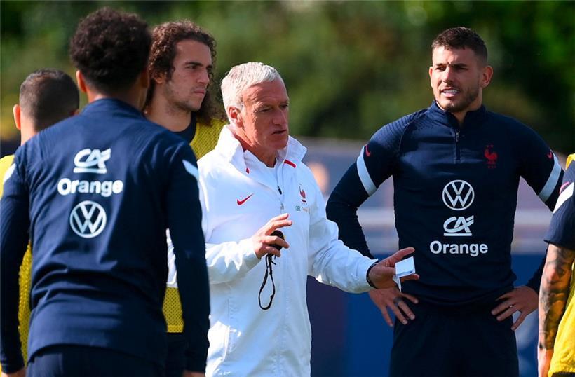 Frankreich und Trainer Didier Deschamps (M.) sind Titelverteidiger 
