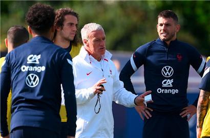 Frankreich und Trainer Didier Deschamps (M.) sind Titelverteidiger 

