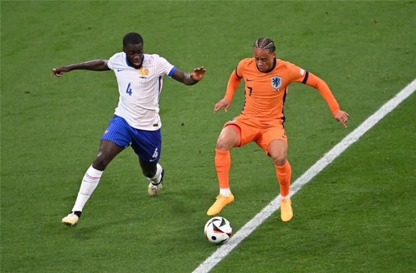 Frankreichs Dayot Upamecano (l) und Xavi von den Niederlanden kämpfen um den Ball. 

