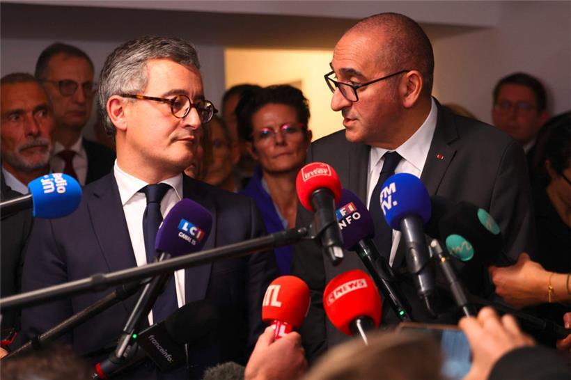 Frankreichs Minister für Inneres, Laurent Nuñez, und Justiz, Gérald Darmanin, stellen sich den Journalistenfragen
