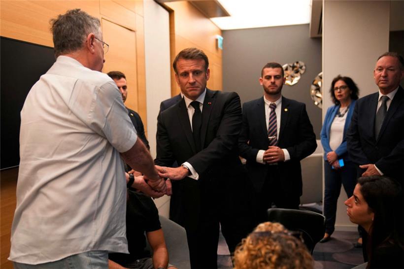 Frankreichs Präsident Emmanuel Macron (M.) traf in Israel französisch-israelische Bürger, deren Angehörige von der Hamas als Geiseln genommen wurden
