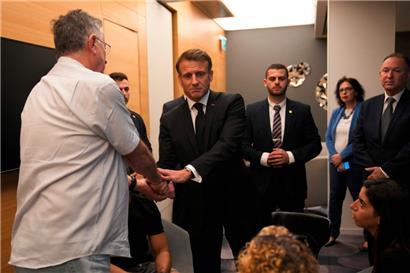 Frankreichs Präsident Emmanuel Macron (M.) traf in Israel französisch-israelische Bürger, deren Angehörige von der Hamas als Geiseln genommen wurden
