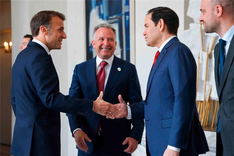 Frankreichs Präsident Emmanuel Macron begrüßt den US-amerikanischen Außenminister Marco Rubio
