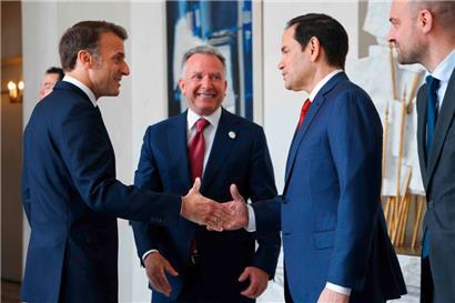 Frankreichs Präsident Emmanuel Macron begrüßt den US-amerikanischen Außenminister Marco Rubio
