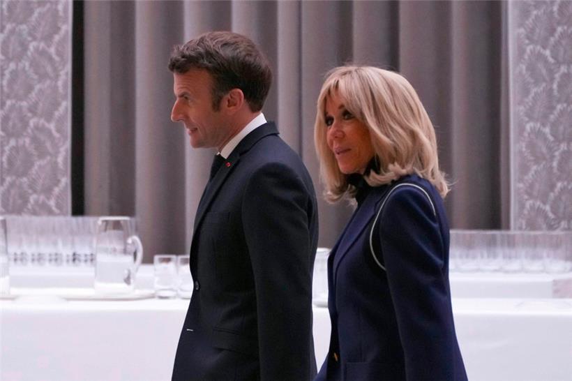 Frankreichs Präsident Emmanuel Macron hört auf seine Ehefrau Brigitte 
