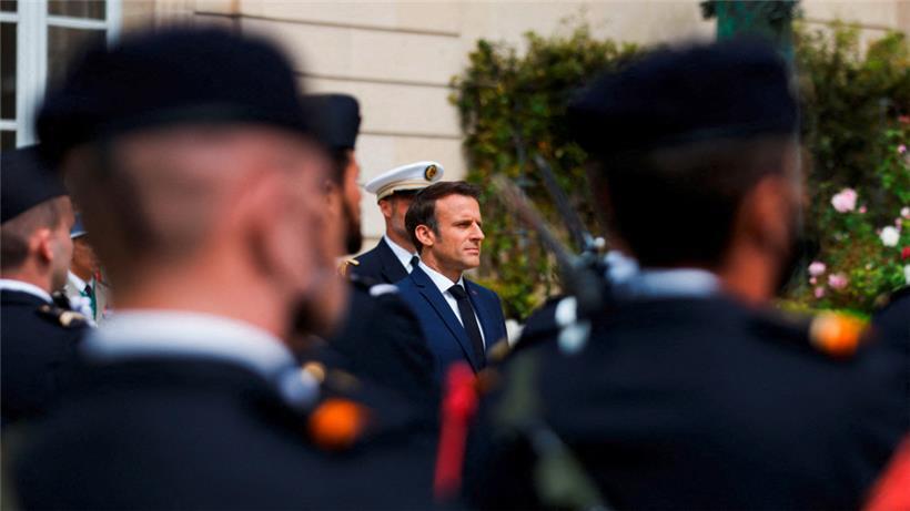 Frankreichs Präsident Emmanuel Macron inspiziert Truppen in den Gärten des Elysée-Präsidentenpalastes in Paris am 7. Mai 2022 nach der Amtseinführungszeremonie
