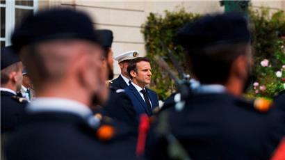 Frankreichs Präsident Emmanuel Macron inspiziert Truppen in den Gärten des Elysée-Präsidentenpalastes in Paris am 7. Mai 2022 nach der Amtseinführungszeremonie
