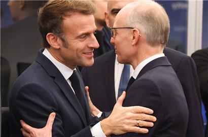 Frankreichs Präsident Emmanuel Macron (l.) und Luxemburgs Premierminister Luc Frieden begrüßen sich beim Gipfel der Europäischen Politischen Gemeinschaft in Budapest
