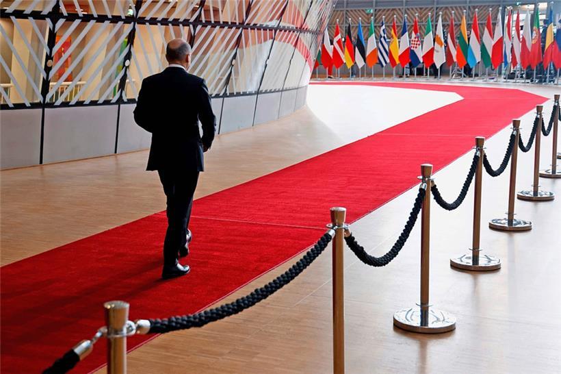 Frankreichs Präsident Emmanuel Macron meint, der deutsche Kanzler Olaf Scholz (im Bild) habe sich derzeit in der EU isoliert (Foto im Brüsseler Ratsgebäude)
