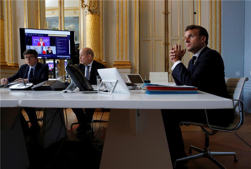 Frankreichs Präsident Emmanuel Macron nahm mit Außenminister Jean-Yves le Drian (M.) im Pariser Elysée-Palast an der internationalen Geberkonferenz teil. Paris steuert 500 Millionen Euro für die internationale Zusammenarbeit bei der Entwicklung von Impfstoffen und Medikamenten gegen das Coronavirus bei.
