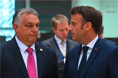 Frankreichs Präsident Emmanuel Macron (r.) versuchte am Montag, den ungarischen Regierungschef Viktor Orban (l.) zu einer Kompromisslösung in Sachen Ölembargo gegen Russland zu bewegen

