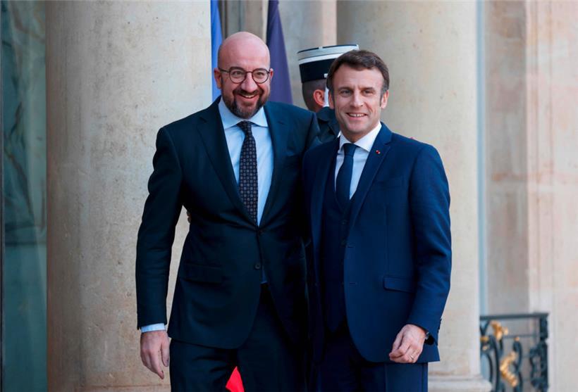 Frankreichs Präsident Emmanuel Macron (r.) wird als Gastgeber versuchen, den EU-Ratspräsidenten Charles Michel (l.) in den Schatten zu stellen
