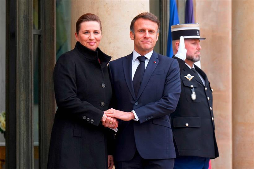 Frankreichs Präsident Emmanuel Macron sicherte der dänischen Regierungschefin Mette Frederiksen seine Unterstützung zu
