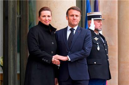 Frankreichs Präsident Emmanuel Macron sicherte der dänischen Regierungschefin Mette Frederiksen seine Unterstützung zu
