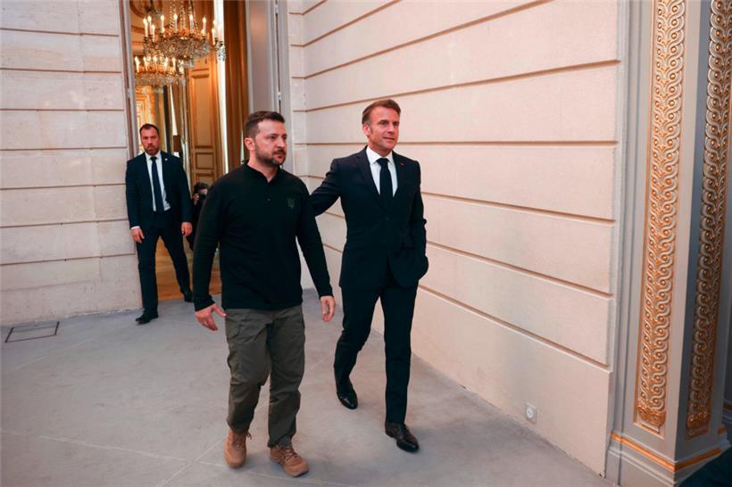 Frankreichs Präsident Emmanuel Macron und der ukrainische Präsident Volodymyr Zelensky treffen zu einer gemeinsamen Pressekonferenz im Elysee-Palast in Paris ein
