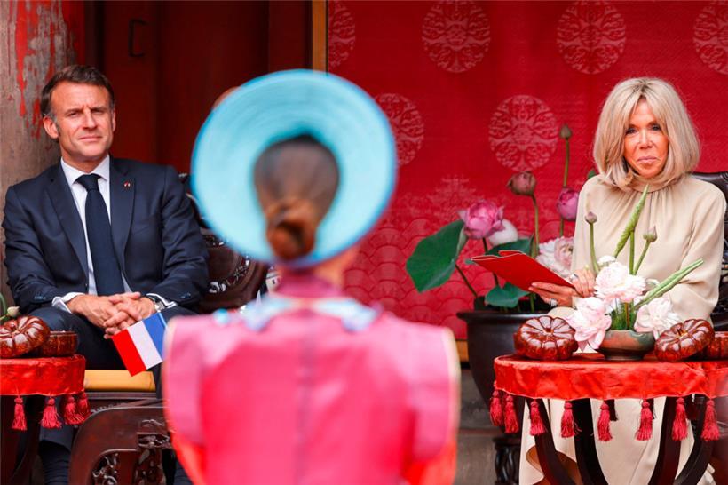 Frankreichs Präsident Emmanuel Macron und seine Frau Brigitte Macron bei einer Zeremonie im Literaturtempel in Hanoi
