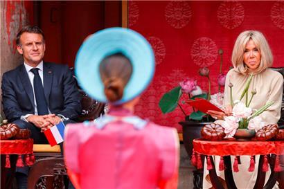 Frankreichs Präsident Emmanuel Macron und seine Frau Brigitte Macron bei einer Zeremonie im Literaturtempel in Hanoi
