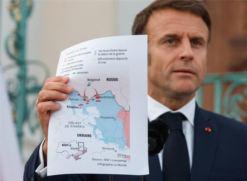 Frankreichs Präsident Emmanuel Macron zeigte während einer Pressekonferenz mit dem deutschen Kanzler Olaf Scholz, warum es von Bedeutung ist, dass die Ukraine auch russische Stellungen in Russland selbst angreifen können muss
