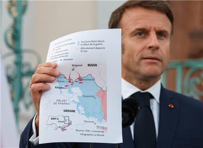 Frankreichs Präsident Emmanuel Macron zeigte während einer Pressekonferenz mit dem deutschen Kanzler Olaf Scholz, warum es von Bedeutung ist, dass die Ukraine auch russische Stellungen in Russland selbst angreifen können muss
