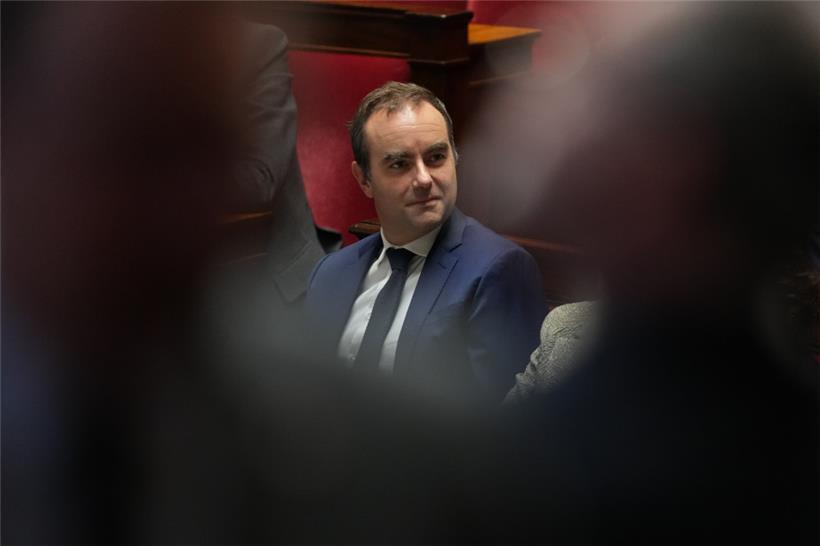 Frankreichs Premierminister Sebastien Lecornu verfolgt die Debatte über den Misstrauensantrag gegen seine Regierung in der Nationalversammlung
