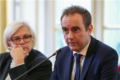  Frankreichs wiederernannter Premierminister Sebastien Lecornu hält eine Rede neben Frankreichs Verteidigungsministerin Catherine Vautrin, während er die neu ernannten Mitglieder seines Kabinetts in Paris begrüßt
