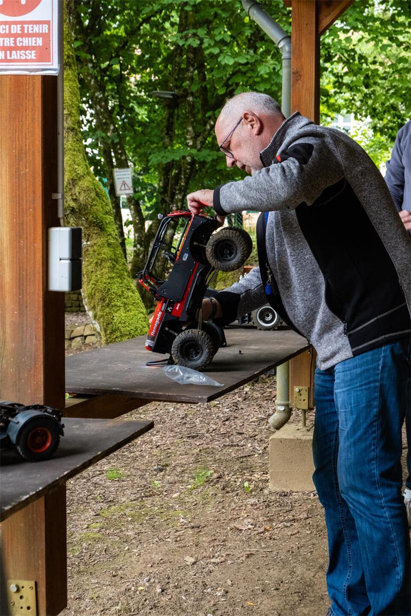 Warum bei den „Modell Truck Frënn Déifferdeng“ die Gemeinschaft wichtiger ist als die Modelle Franz Erpelding arbeitet konzentriert an seinen detailreichen Modellbauprojekten in seiner Werkstatt
