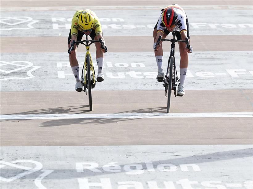 Franziska Koch beim knappen Sieg im Velodrome-Radrennen, spannende Rennszene auf der Bahnradbahn