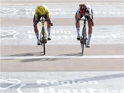 Franziska Koch beim knappen Sieg im Velodrome-Radrennen, spannende Rennszene auf der Bahnradbahn