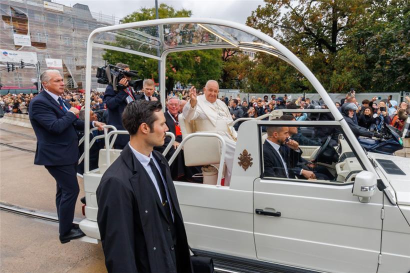 Franziskus und Kardinal-Erzbischof Jean-Claude Hollerich beim offiziellen Besuch des Papstes im September 2024 in Luxemburg
