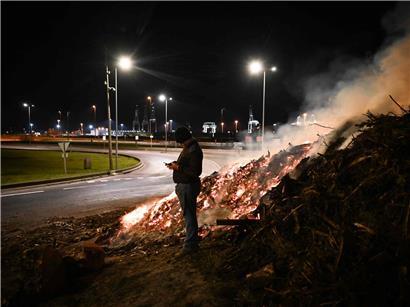 Französische Bauern blockieren nachts den Hafen von Le Havre in Protest gegen das Mercosur-Abkommen